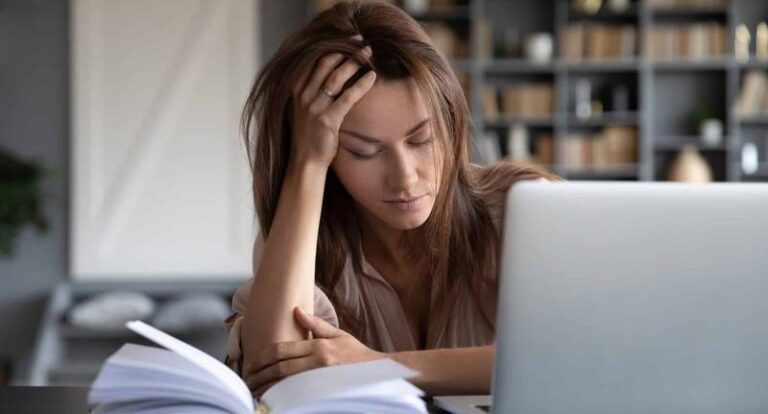 Dlaczego Ciągle Czuję Się Senna? Odkryj Przyczyny Uporczywego Zmęczenia