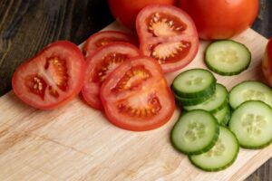 Czy to prawda, że nie można łączyć ogórka z pomidorem? Oto, co warto wiedzieć!