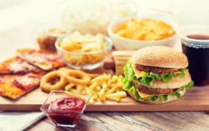 Dlaczego dania z barów szybkiej obsługi są tak kaloryczne i jak wpływają na naszą wagę?