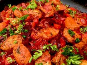 Pyszna i aromatyczna uczta: pierś z kurczaka z sałatką z buraków